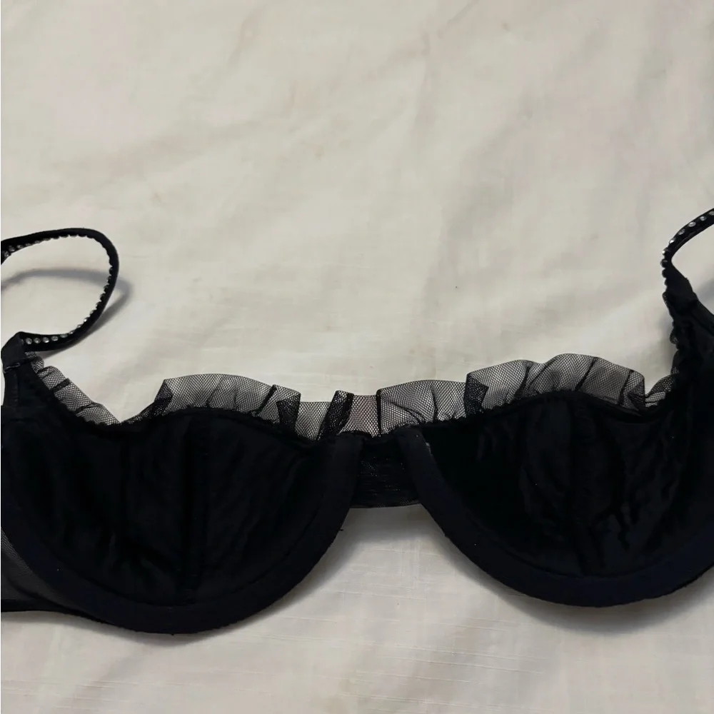 Elegant Black Bra with Ruffle Detail - Picture 5 of 6